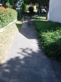 Zugang mit Rampe und Treppe
