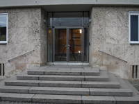Haupteingang mit Stufen und Handläufen am Gebäude zu beiden Seiten vom Eingang