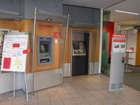 Vom Eingang aus sind zwei Automaten auf der linken Seite am Ende des Vorraums