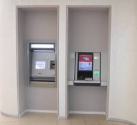 Der unterfahrbare Geldautomat ist rechts, mit Akustikverstärkung. Der Münzautomat links
