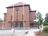 Haupteingang zur Herz-Jesu-Kirche mit 3 Toren, man sieht seitlich rechts den Nebeneingang